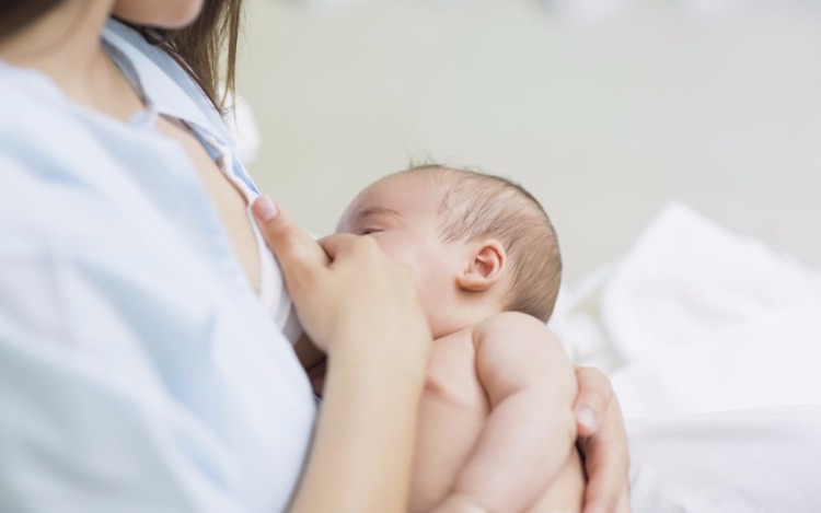 Lactancia sin embarazo: la posibilidad de amamantar para las madres adoptivas
