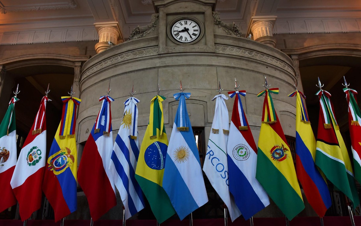 Un concurso global reunió a millones de votantes para elegir la bandera más bella del mundo. Entre 104 países, una de América Latina conquistó el primer lugar.
