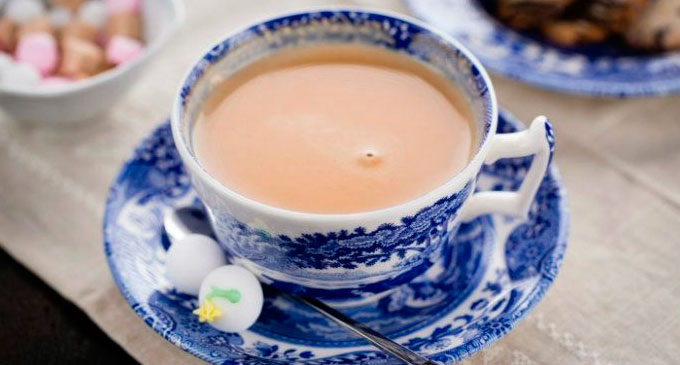 ¿Se debe añadir la leche al té o el té a la leche?