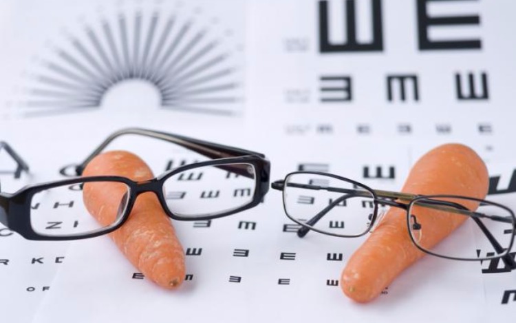 ¿Comer zanahorias mejora la vista?