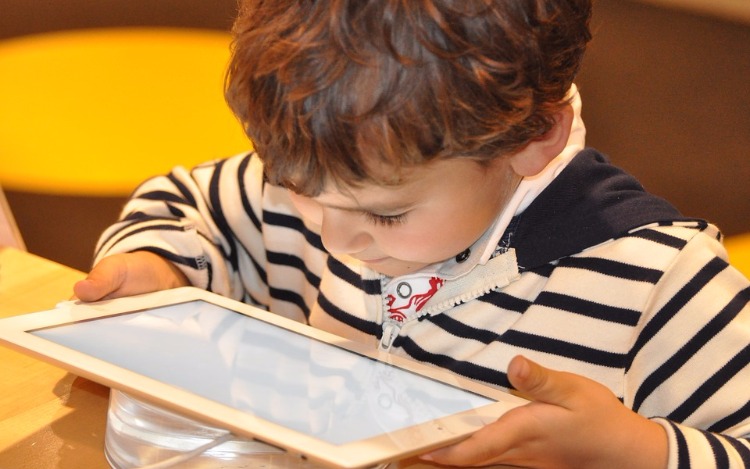 Cómo supervisar a nuestros hijos en internet sin invadirlos