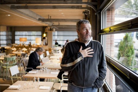 El francés Philippe Starck, que en su haber tiene el futurista yate de Steve Jobs, no brindó más detalles sobre su creación, de la cual tomará posesión en un mes