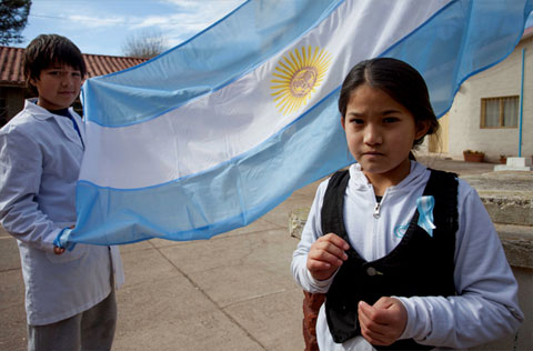 Un alumno compró la bandera para la escuela con sus ahorros