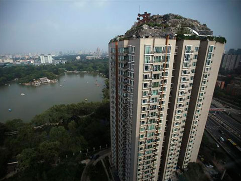 La excéntrica mansión de un millonario sobre el techo de un edificio en Beijing