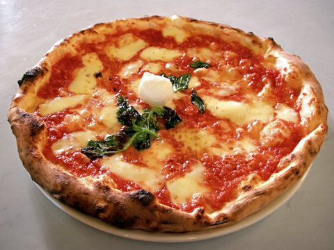 La tradición cuenta que en junio de 1889, para honrar a la reina de Italia, Margarita de Saboya, el cocinero Raffaele Esposito de la pizzería Brandi creó la pizza Margarita