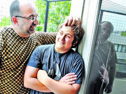 Mi hijo entró en la adolescencia y no para de cuestionarme