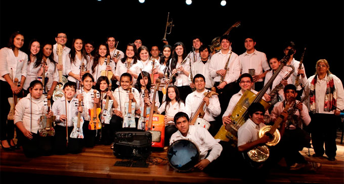 Una orquesta juvenil nacida en un basural en Paraguay triunfa en los escenarios junto a Metallica