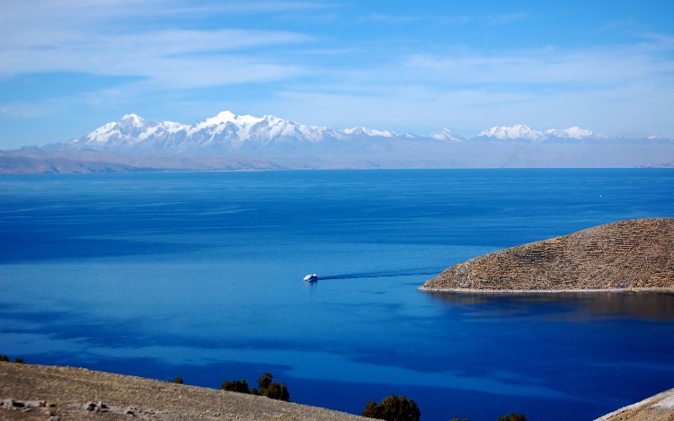También conocido como el "Lago Sagrado de los Incas", tiene una vista inolvidable ya que  desde allí se puede ver la Cordillera Real de los Andes y las islas existentes en el Lago.