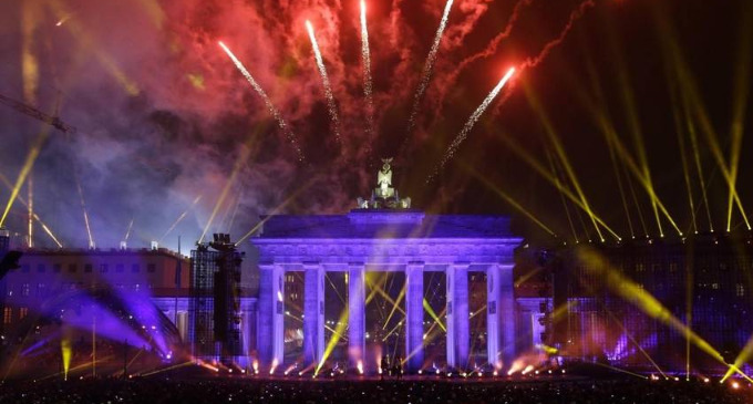 En un impresionante escenario en la Puerta de Brandeburgo comenzó al caer la noche la suelta de los globos ante cientos de miles de personas que se congregaron para asistir al final de la jornada conmemorativa en Berlín a pesar del frío.