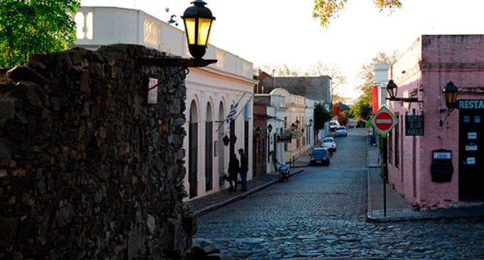Las calles y los museos del centro histórico, algunos monumentos emblemáticos, paseos por la Rambla y las tranquilas playas del Río de la Plata.