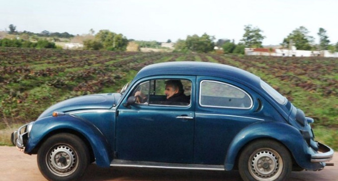 Un joven uruguayo fue sorprendido por el auto en el que viajaban el Presidente y su esposa; contó la historia y subió las fotos en su cuenta de Facebook