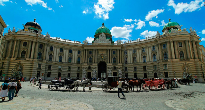 Majestuosa e imperial, la capital de Austria propone un paseo entre palacios, parques, cafés y tortas.