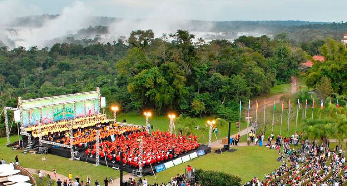 Puerto Iguazú (IN). La “Ciudad de las Cataratas” abre sus puertas del 25 al 30 de mayo para recibir a visitantes de la provincia y turistas de nuestro país e internacionales, convocados por el ya tradicional Festival Internacional de Coros y Orquestas Infanto Juveniles “Iguazú en Concierto”.