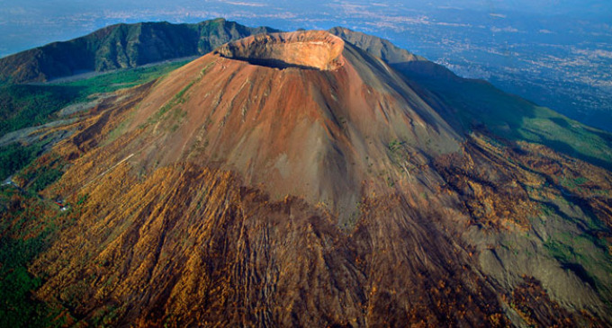 Fuji, Santorini, Monte Kilimanjaro, Ngorongoro y otros cráteres de imponente majestuosidad y energía