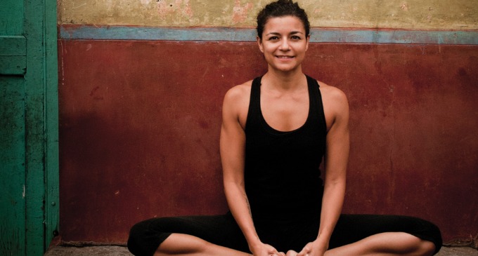 Mariana Alegre, instructora de ashtanga yoga, nos presenta algunos conceptos en sánscrito y nos da recomendaciones para mejorar nuestra práctica del yoga.