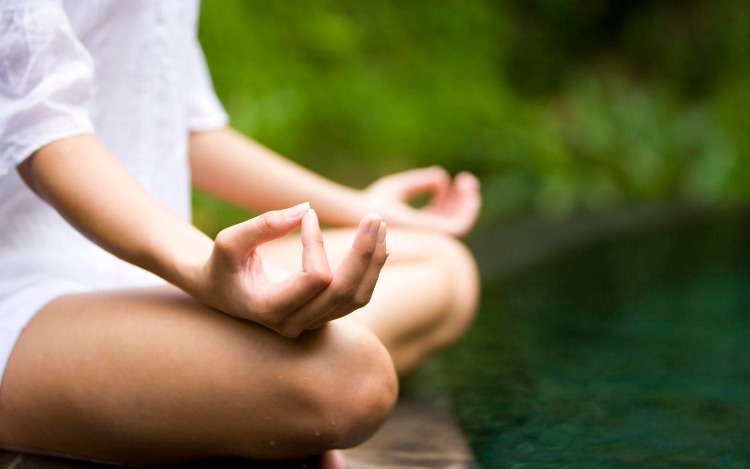 Los beneficios del yoga se manifiestan en el plano físico, mental y emocional.