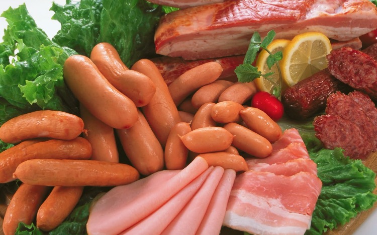 La OMS elaboró un informe en el que afirma que el consumo de embutidos puede provocar cáncer intestinal, mientras que las carnes rojas "probablemente" también.