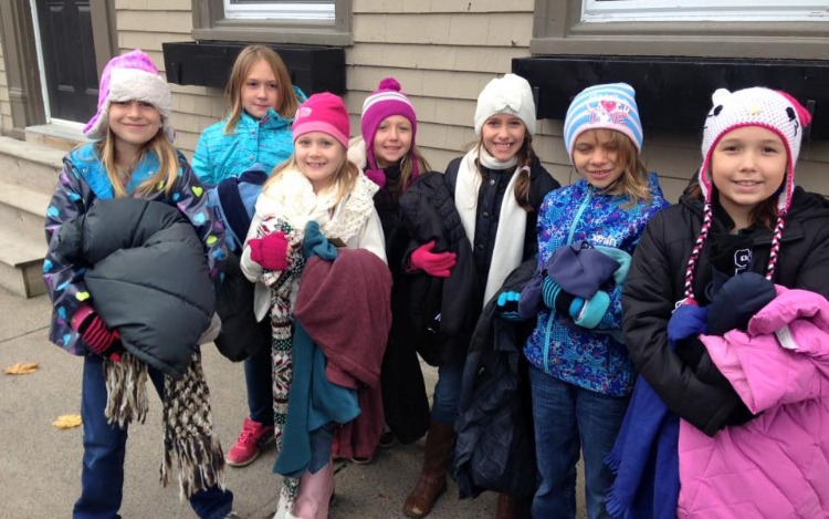 Una familia canadiense deja abrigos en la calle para la gente sin hogar