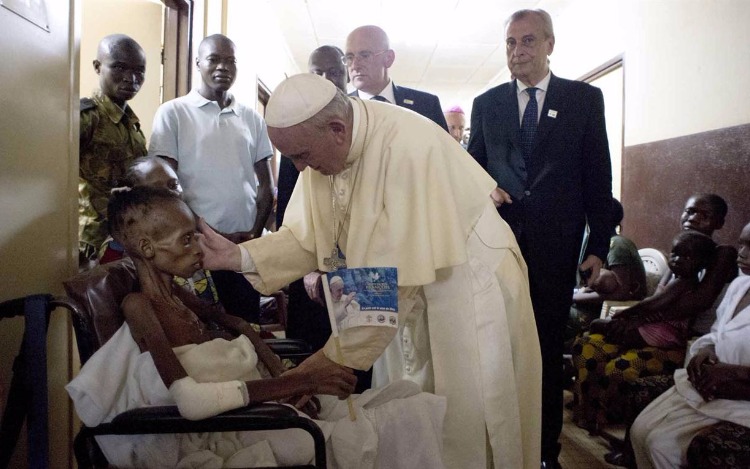 Conmovedora visita del Papa Francisco a un hospital pediátrico en Bangui, capital de República Centroafricana