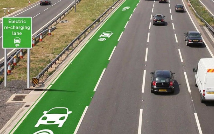 Gran Bretaña prueba las "autopistas eléctricas" que recargan la batería de tu coche mientras transitas sobre ellas.