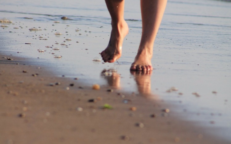 Caminar descalzo te da energía, te descarga de las "malas ondas" y favorece a la salud