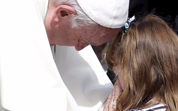El Papa Francisco cumplió el sueño de Lizzy, la pequeña que quería conocerlo antes de quedar ciega