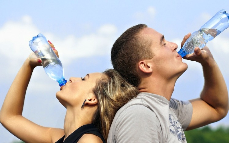 Beber agua es fundamental para prevenir la obesidad y te contamos por qué.
