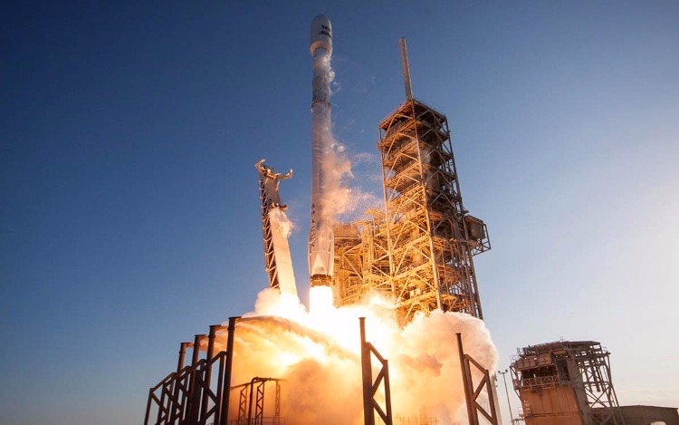 La compañía de Elon Musk marcó un hito al reutilizar un cohete antiguo y enviarlo al espacio exitosamente.