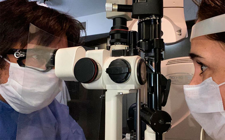 Cómo trabajan los médicos oftalmólogos en medio de la pandemia