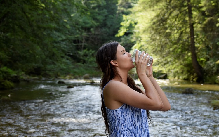 ¿Realmente necesitas beber 8 vasos de agua al día?