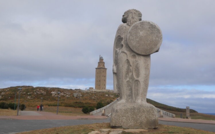 La historia de Breogán, mítico rey celta de Galicia; según la leyenda, madre tierra de Irlanda y Escocia