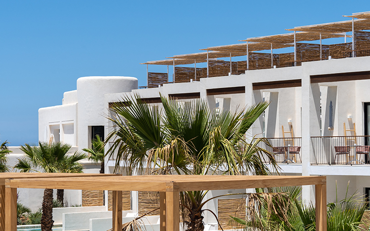 El primer establecimiento de la marca TRS Hotels en Europa abre sus puertas a partir de junio en Cala Gració, invitando a viajeros a disfrutar del mejor atardecer y los servicios más exclusivos de Ibiza, España.