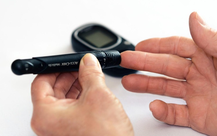 Si te han diagnosticado diabetes tipo 2, existe una buena posibilidad de que no seas la primera persona con diabetes en tu familia. Probablemente desarrolles la condición si uno de tus padres o hermanos la tiene.
