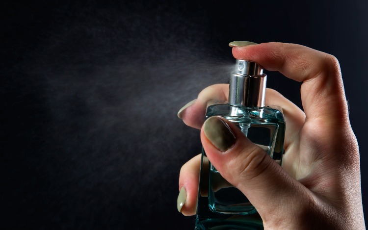 Sumérgete en el mundo de la elegancia y la exclusividad con Ambery Saffron, una obra aromática que redefine el arte de la perfumería.