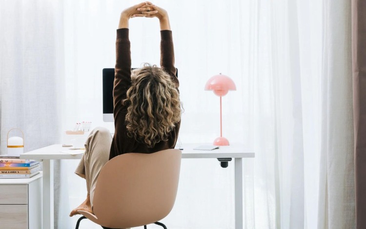 ¿Pasas mucho tiempo en la oficina y sientes que la espalda la tienes cada día peor?
