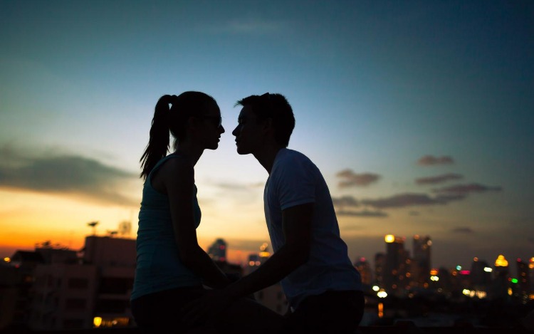 Primer beso inolvidable: cómo la adolescencia define nuestros recuerdos