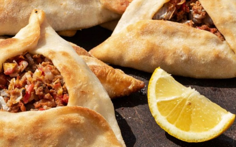 Su masa suave y su relleno jugoso, generalmente de carne sazonada con especias y limón, convierten a las empanadas árabes en una opción irresistible tanto para cenas familiares como para reuniones sociales.
