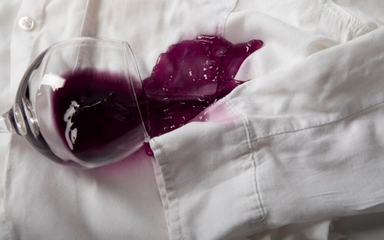 Eliminar manchas de vino tinto de la ropa: guía rápida y efectiva
