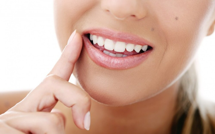 Tips y productos esenciales para una sonrisa perfecta y dientes blancos con estos simples pasos.
