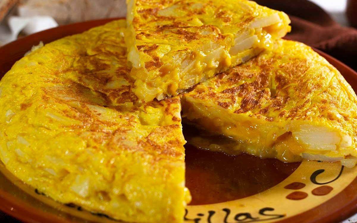 El dilema de la tortilla: poco hecha o muy hecha, ¿cómo la prefieren los españoles?
