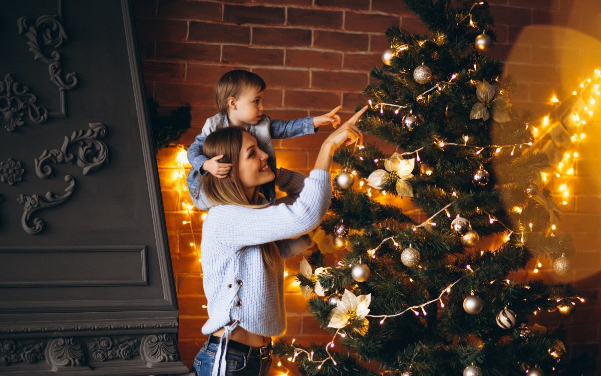 Decorar el árbol de Navidad no solo es una tradición para embellecer el hogar y compartir en familia; según el Feng Shui, los colores de las decoraciones también tienen un impacto en las energías del espacio.
