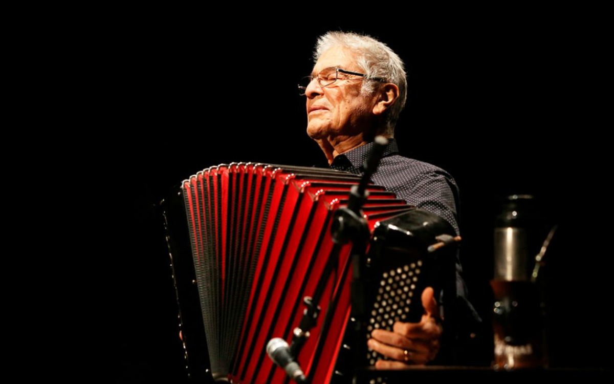 Raúl Barboza no toca el acordeón; lo respira. Y cuando el aire se convierte en música, parece que el mundo se detiene a escuchar.