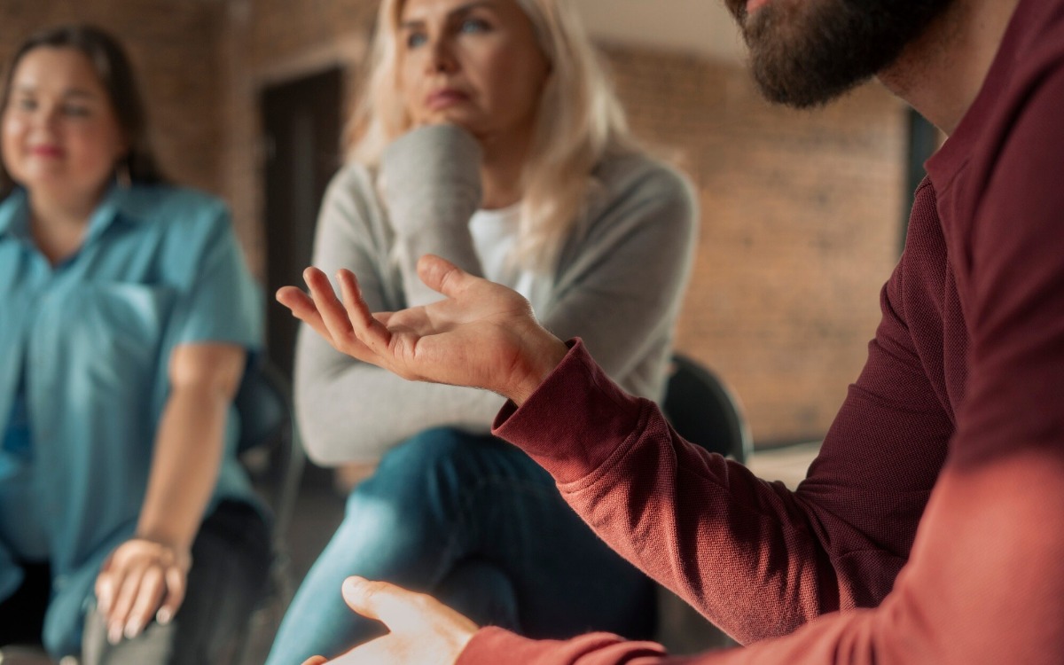 ¿Interrumpes conversaciones? Esto es lo que revela de tu personalidad, según la psicología