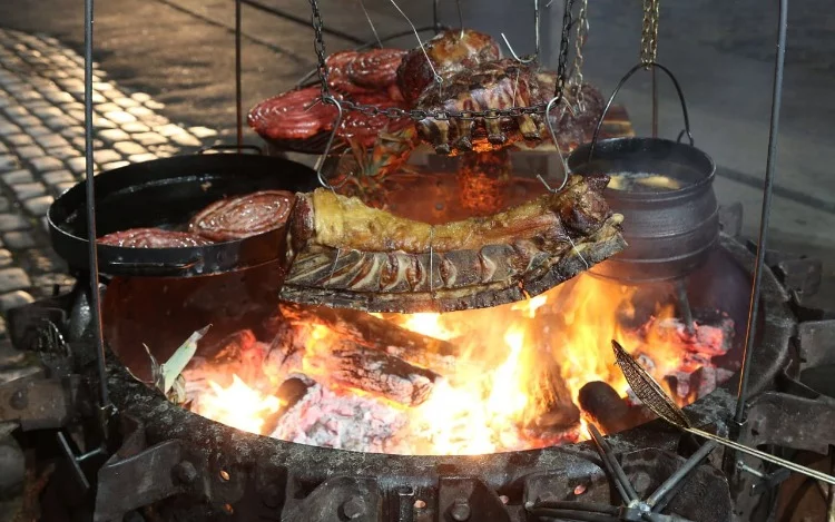 También te puede interesar esta nota... ¿Tienen el mismo ascendente el fútbol y el asado de tira?